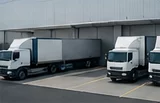 Caminhões encostados nas docas de um centro de distribuição